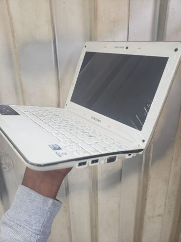 Samsung mini Laptop.. UK 🇬🇧 2gb Ram 250gb stroage Webcam Wi-