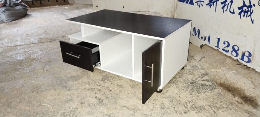 Center table made with high density fiberboard