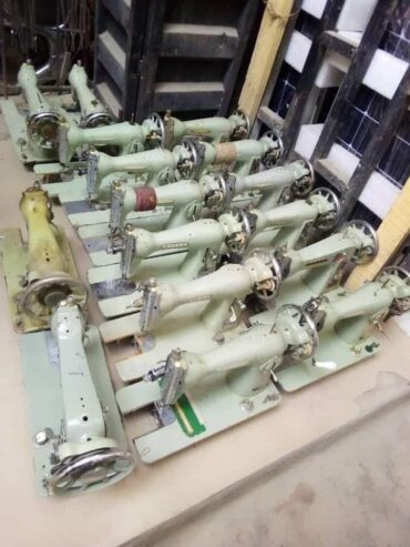 Manual straight sewing machines